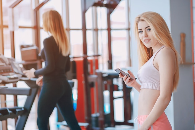 Fille dans une salle de gym