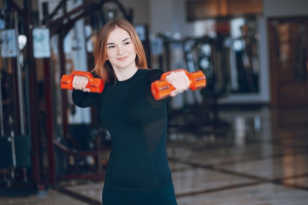 Fille dans une salle de gym