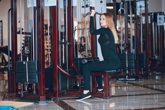 Photo gratuite fille dans une salle de gym