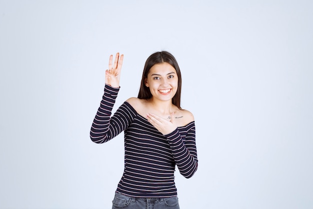 Fille dans la scène pointant ses spectateurs et les remarquant.