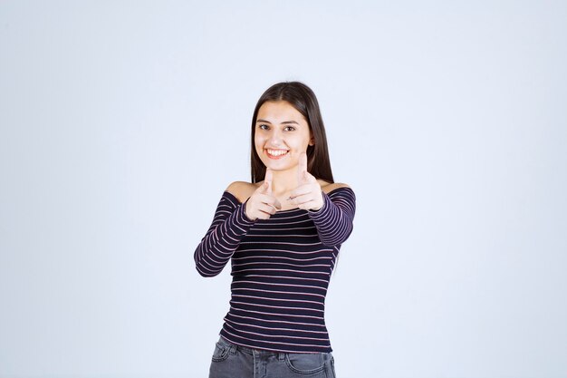 Fille dans la scène pointant ses spectateurs et les remarquant.