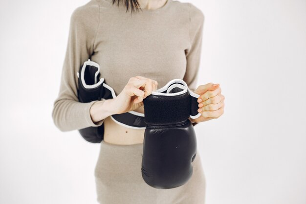 Fille dans un uniforme de sport. Femme sur fond blanc. Sportive avec une coupe courte.