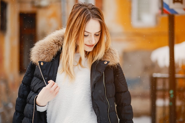 Fille dans une ville d&#39;hiver