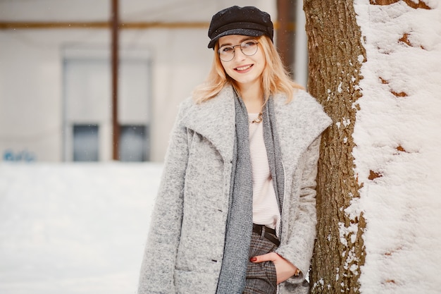 Fille dans une ville d&#39;hiver