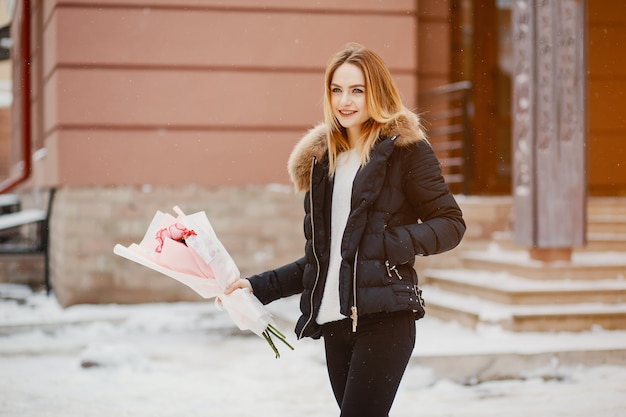 Fille dans une ville d&#39;hiver