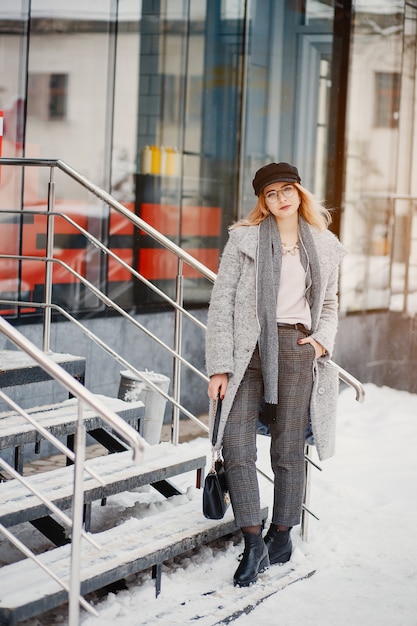 Fille dans une ville d&#39;hiver