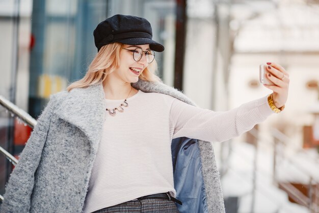 Fille dans une ville d&#39;hiver