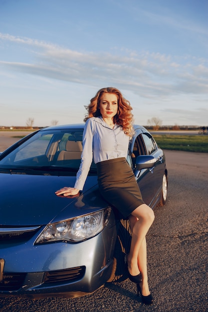 Photo gratuite fille dans une voiture