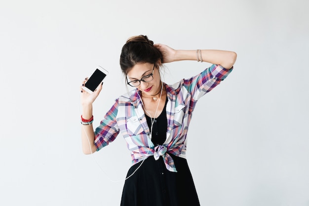 Fille dansant et montrant le téléphone