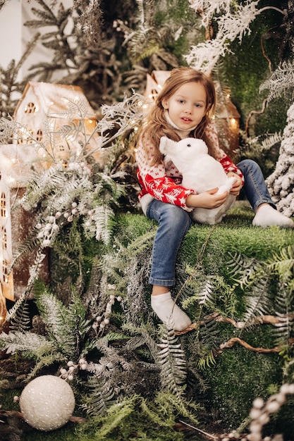 Fille debout au niveau supérieur de la décoration de Noël