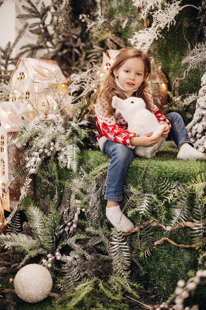 Fille debout au niveau supérieur de la décoration de Noël