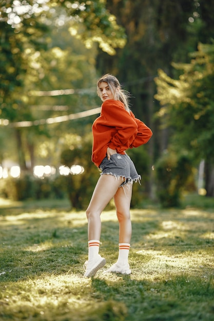 Fille debout dans un parc d'été