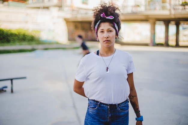 Fille debout à l&#39;extérieur tenant la main derrière le dos