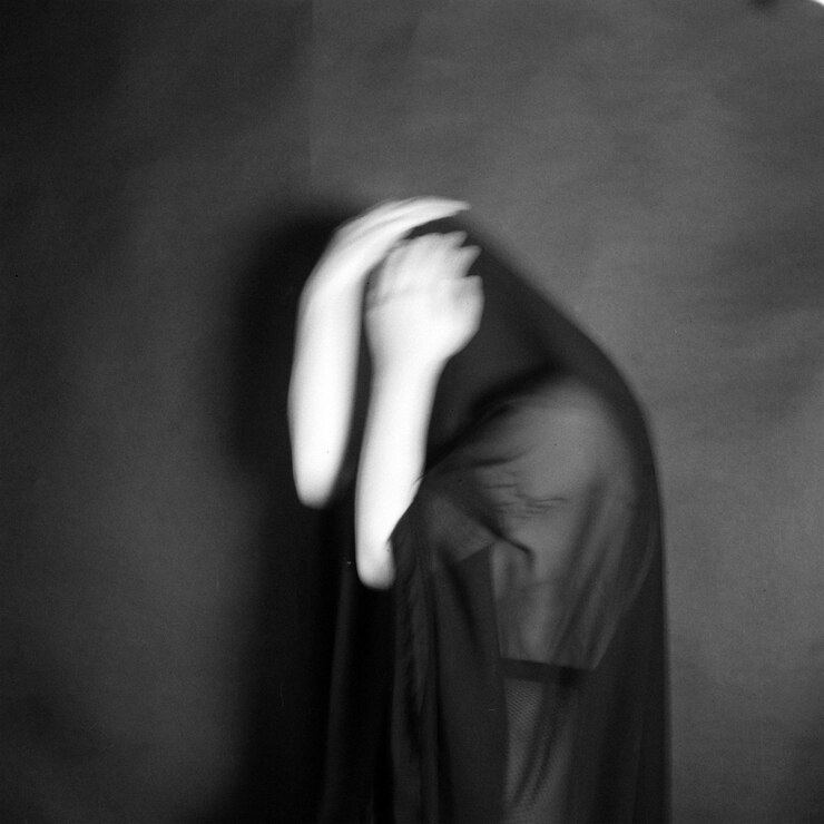 fille derrière le voile