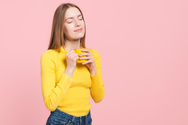 Fille détendue avec café