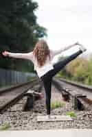 Photo gratuite fille détendue, pratiquant le yoga en plein air