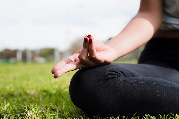 Photo gratuite fille détendue, pratiquant le yoga en plein air