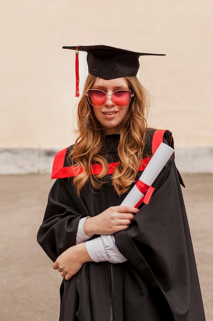 Fille avec diplôme à l'obtention du diplôme