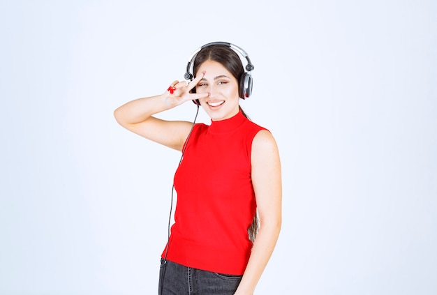 Fille Dj avec des écouteurs envoyant un message de paix et d'amitié.