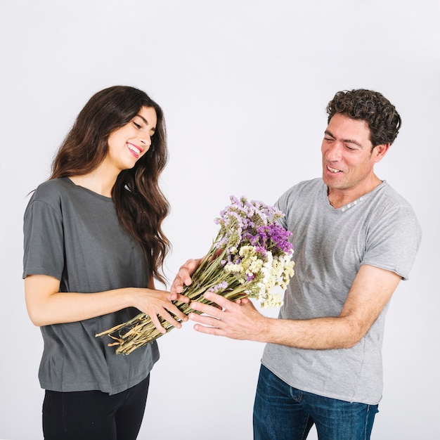 Fille donnant des fleurs à père