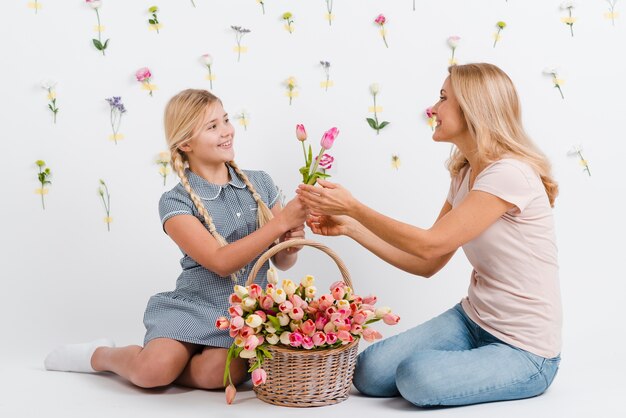 Fille donnant à la mère des fleurs