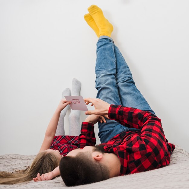 Fille donnant à son père une belle salutation