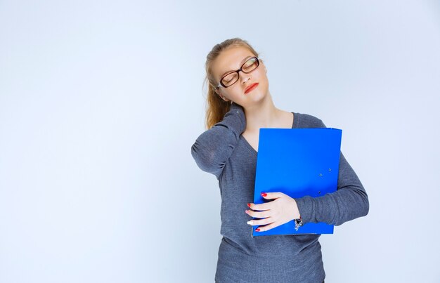 La fille avec le dossier bleu a l'air fatiguée.