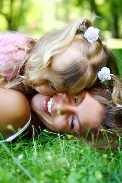 Fille douce et belle avec maman