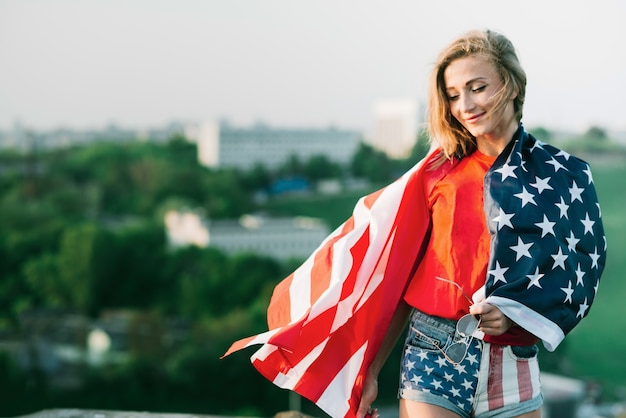 Fille avec un drapeau américain