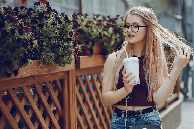 Photo gratuite fille avec du café