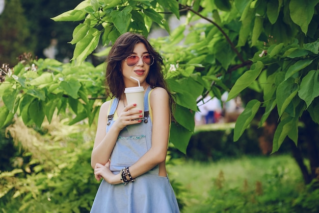 Fille avec du café