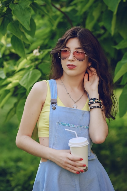 Fille avec du café