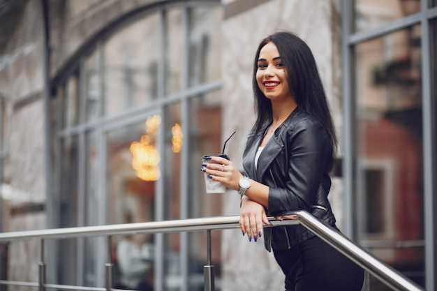 fille avec du café