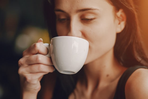 fille avec du café