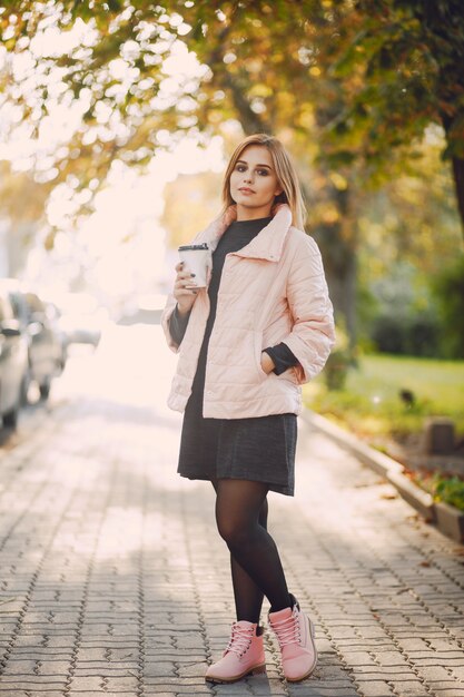 fille avec du café