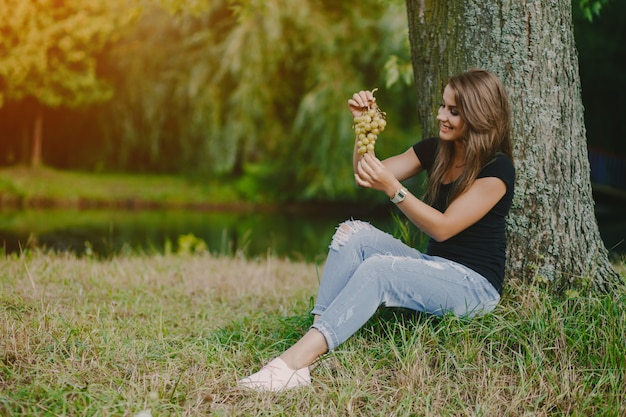 Photo gratuite fille avec du raisin