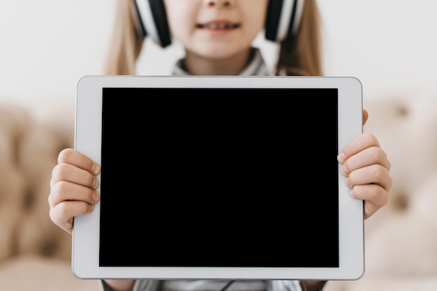 Fille de l'école et appareil numérique de l'espace de copie