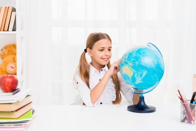 Fille d&#39;école primaire avec globe