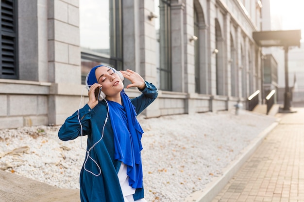 Fille écoutant de la musique avec des écouteurs avec espace de copie