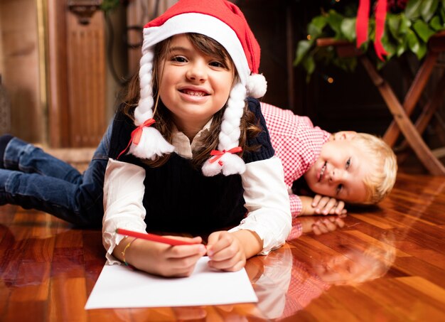 Fille d&#39;écrire une lettre de Noël