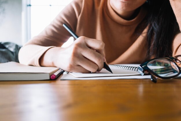 Fille écrivant dans le cahier