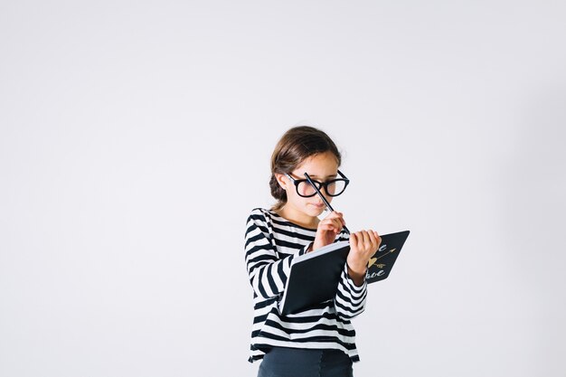 Fille écrivant dans le cahier