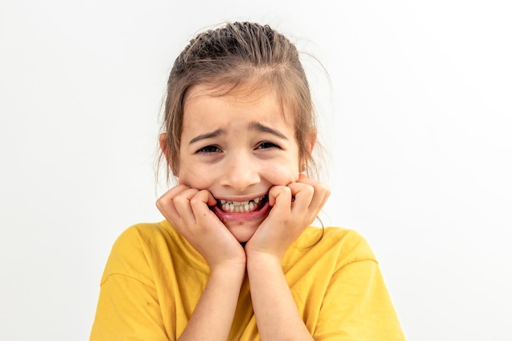 Photo gratuit fille effrayée et anxieuse se rongeant les ongles sur fond blanc isolé