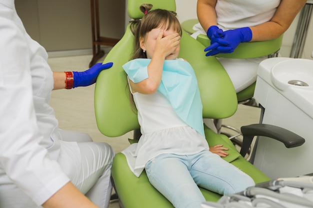 Fille effrayée chez le dentiste