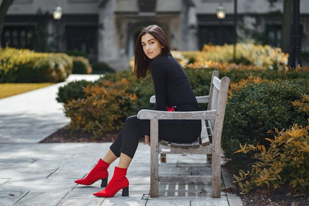 fille élégante assise sur un banc à l&#39;école