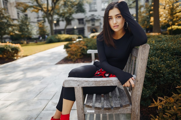 fille élégante assise sur un banc à l&#39;école