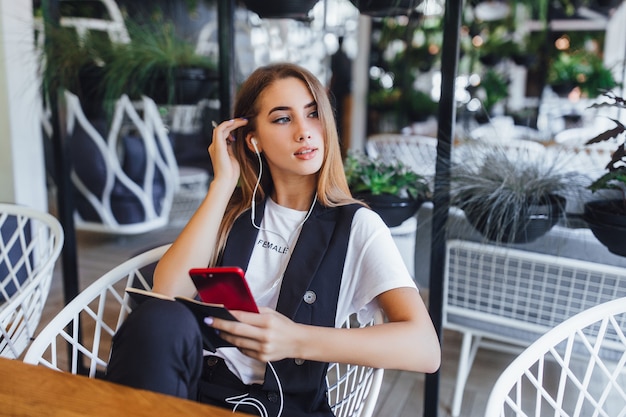 Fille élégante blonde travaillant au bureau