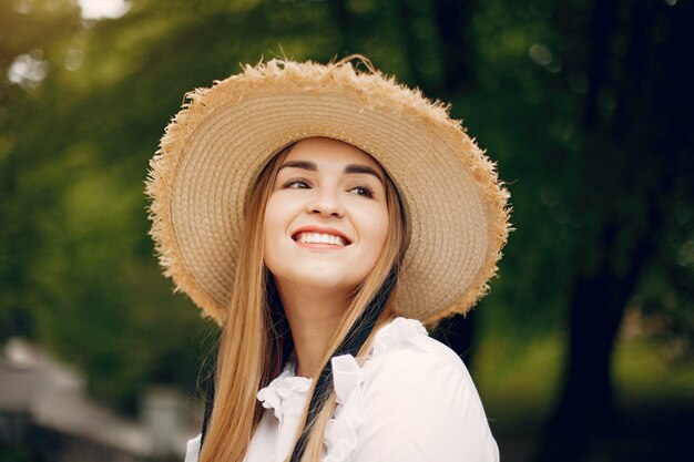 Fille élégante dans un parc de printemps