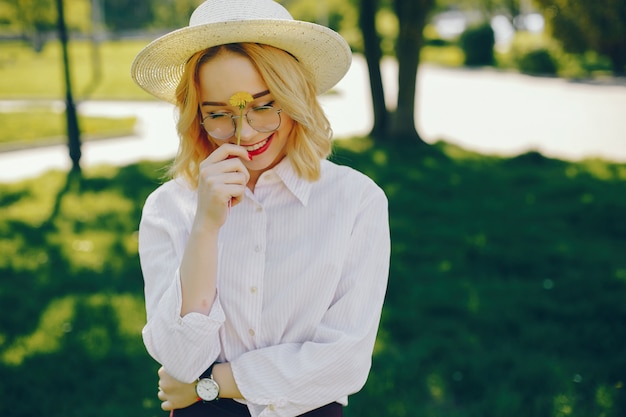 fille élégante, debout dans un parc