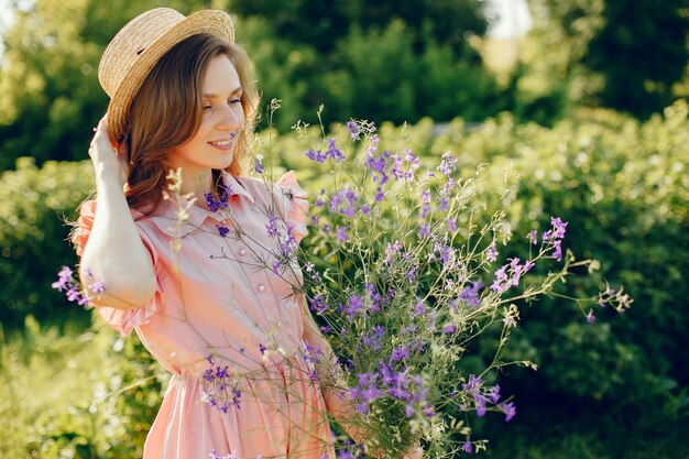 Fille élégante et élégante dans un champ d'été